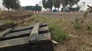 Prowizoryczne bunkry, betonowe przeszkody przeciwczołgowe i miny. Obrazek na ukraińskim wschodzie