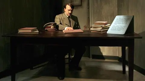 Adolf Hitler za biurkiem w bunkrze Kancelarii Rzeszy