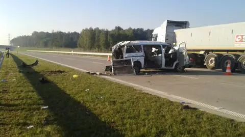Bus wpadł w bariery na autostradzie. Siedem osób rannych