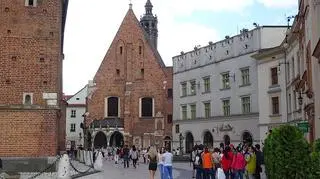 Trwa remont placu Mariackiego w Krakowie