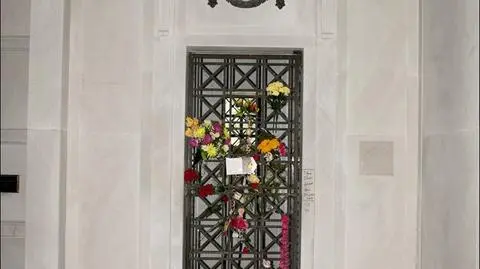Grobowiec Elvisa wycofany z aukcji. Fani protestowali