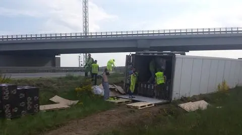 Tir z 8 tonami chipsów przewrócił się na autostradzie