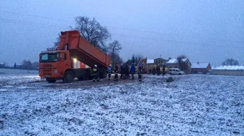 Ciężarówka zahaczyła o linię średniego napięcia