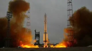 Rakieta Proton-K wynosi satelitę Oko (zdjęcie z 30 marca 2012 roku)