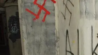 Mężczyźni usłyszeli zarzuty niszczenia mienia i propagowania faszyzmu
