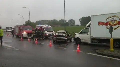 Jechał za szybko, z dziećmi w samochodzie. Wszyscy ranni