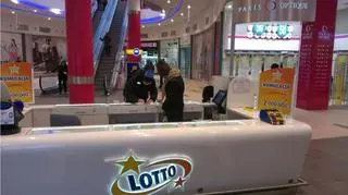 Pracownica punktu Lotto musi pracować w czapce i szaliku