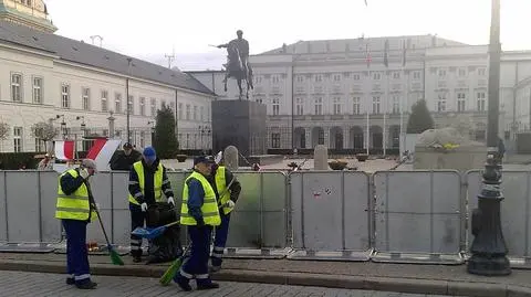 Posprzątali przed Pałacem. Kwiaty - na Powązki