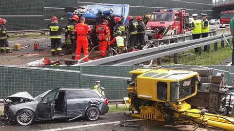 Na autostradzie wywróciła się laweta z koparką
