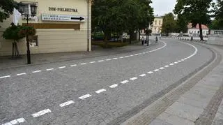 Miejsca parkingowe wymalowano przed samą katedrą gnieźnieńską