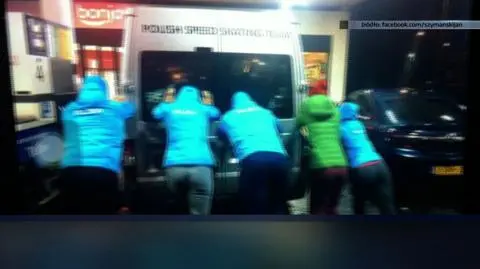 Sportowcy cztery godziny koczowali na stacji paliw