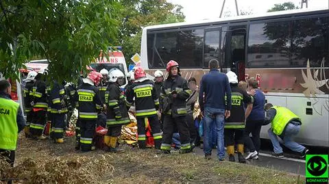 Zderzenie autobusu, busa, tira i samochodu osobowego. 15 osób rannych