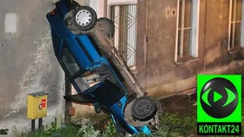 Mazda wylądowała 
na ścianie. Pionowo