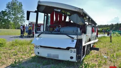 Autokar z rozdartym bokiem. Zahaczył o niego traktor