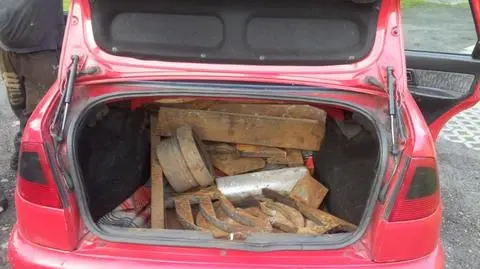 Tonę kradzionego złomu wieźli osobówką