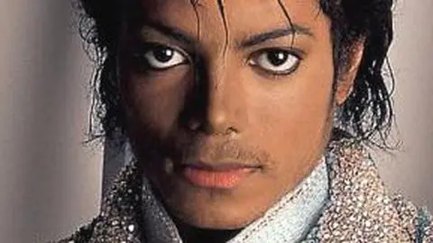 Król pop śpiewa po śmierci