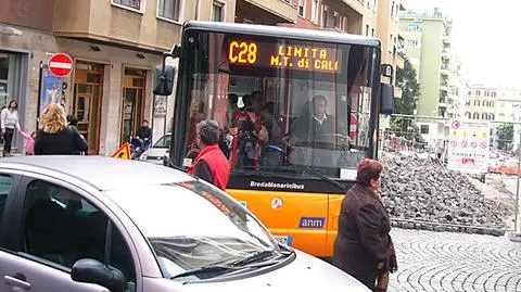Z ulic Neapolu zniknęły autobusy. Nie ma pieniędzy na paliiwo