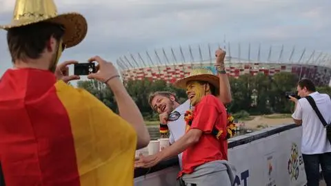Kibice przed Stadionem Narodowym