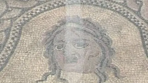 Rzymska mozaika pod betonem parkingu