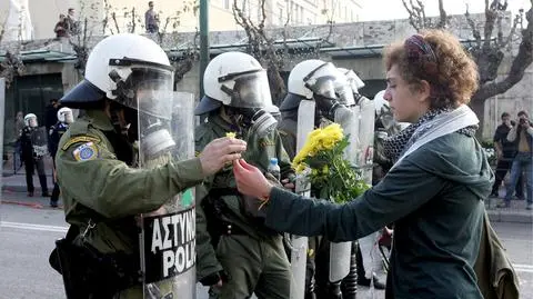 Na ulicę wielu greckich miast po raz kolejny wyszli na na ulice greccy studenci, by uczcić pamięć zastrzelonego przez policję piętnastolatka i domagać się ukarania winnych. Na wieczór zaplanowano protest przed siedzibą parlamentu. (APTN)