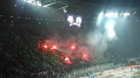 Mikołaje, race i petardy na stadionie