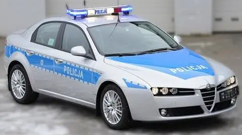 Nowe radiowozy stoją na parkingu?