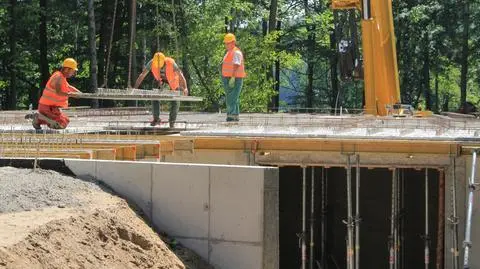 Niedźwiedziarnia coraz bliżej. 
Wmurowano kamień węgielny