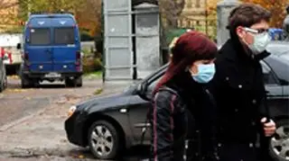 3.11 Rząd powinien rozpocząć szczepienia. Nie jesteśmy krainą szczęśliwości. Wirus świńskiej grypy w końcu do nas dotrze - powiedział na antenie TVN24 były wiceminister zdrowia Bolesław Piecha. Tłumaczenia obecnego wiceministra zdrowia Adama Fronczaka, że szczepionki na grypę A/H1N1 jeszcze u nas nie ma, bo jest nieprzebadana i nie wiadomo, jak zareagują na nią ludzie, podsumował krótko: - Ameryki nie odkrył. Szczepionka skutkuje u 70-80 proc. osób. A inne kraje szczepią. 