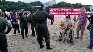 Swoich kolegów na plaży witał Sebastian