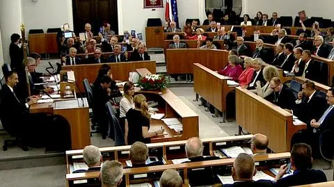 Za przyjęciem całej ustawy głosowało 66 senatorów