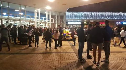 Centrum handlowe zostało otoczone przez policję