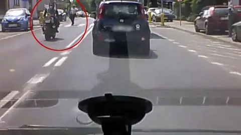 Pieszy wychodzi na pasy, mija go rozpędzony motocykl