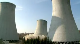 17.03 | Dwóch tysięcy mikroładunków wybuchowych użyto w sobotę do wysadzenia wysokiej na sto metrów chłodni kominowej Elektrowni Turów w Bogatyni (Dolnośląskie). Wyburzenie obiektu to jeden z elementów przygotowania terenu pod budowę nowego bloku energetycznego. (TVN24)