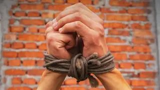 Skrępowali go, wywieźli do lasu