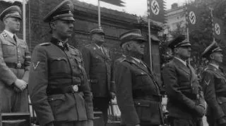 Uroczystości na placu Adolfa Hitlera w Krakowie związane z pierwszą rocznicą wybuchu wojny. Na trybunie honorowej w pierwszym rzędzie od lewej widoczni: Friedrich Wilhelm Kruger, Ludwig Siebert, Hans Frank i Otto von Wachter.