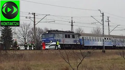 Auto wjechało pod pociąg, zginęła jedna osoba. "Rogatki były otwarte"