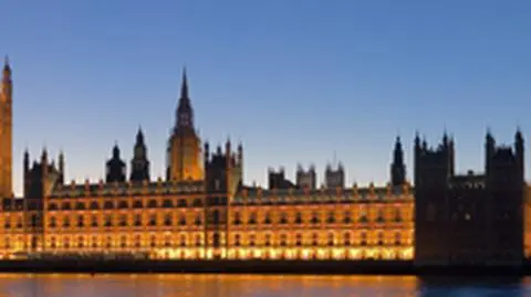 Big Ben chyli się w lewo, a parlament tonie w Tamizie