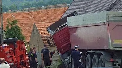 Ciężarówka wjechała w dom. Będą kolejne?