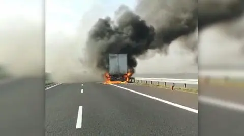 Ciężarówka zapaliła się na autostradzie