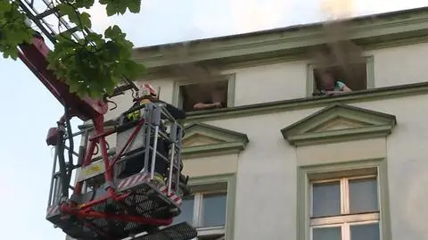 Ostrów Wielkopolski: Pożar kamienicy. Dwie osoby uwięzione