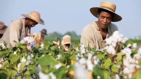 Chiwetel Ejiofor jako Solomon Northup w filmie "Zniewolony" 