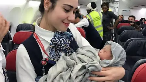 Stewardesy odebrały poród i zajęły się niemowlęciem