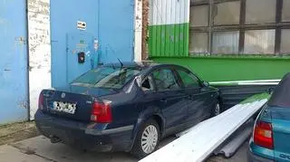 Blachy przygniotły samochody 