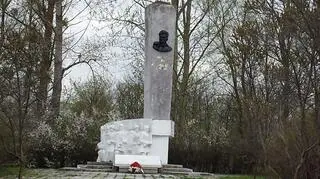 Młotkiem odkuto napis, który był na pomniku