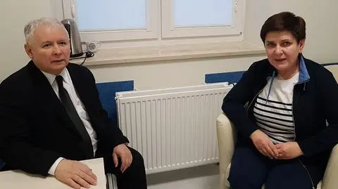W szpitalu z bukietem róż. Prezes PiS odwiedził premier Szydło