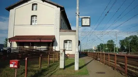 Dworcowy absurd w Nowym Tomyślu. Niepełnosprawni muszą zgłaszać podróż dwa dni wcześniej