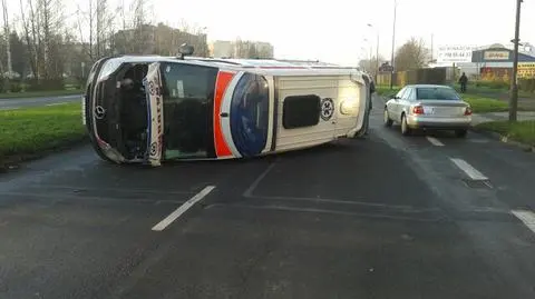 Karetka zderzyła się z maluchem. "Fiat przewrócił ambulans"