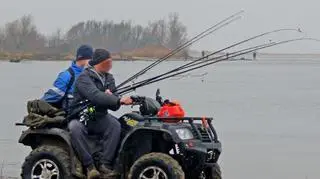Mężczyźni jeździli quadem w pobliżu ujścia Wisły