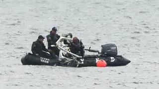 Ciała trzech osób - dwóch dorosłych i dziecka - wyciągnięto z rzeki Hudson po zderzeniu nad Nowym Jorkiem helikoptera z małym samolotem. W sumie w katastrofie w zginęło 9 osób. Na pokładzie helikoptera znajdowało się pięciu włoskich turystów i pilot. Samolotem leciały trzy osoby. Wszyscy zginęli. 