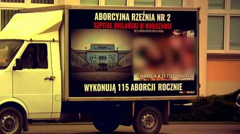 Kontrowersyjne banery pojawiają się przy ruchliwych trasach